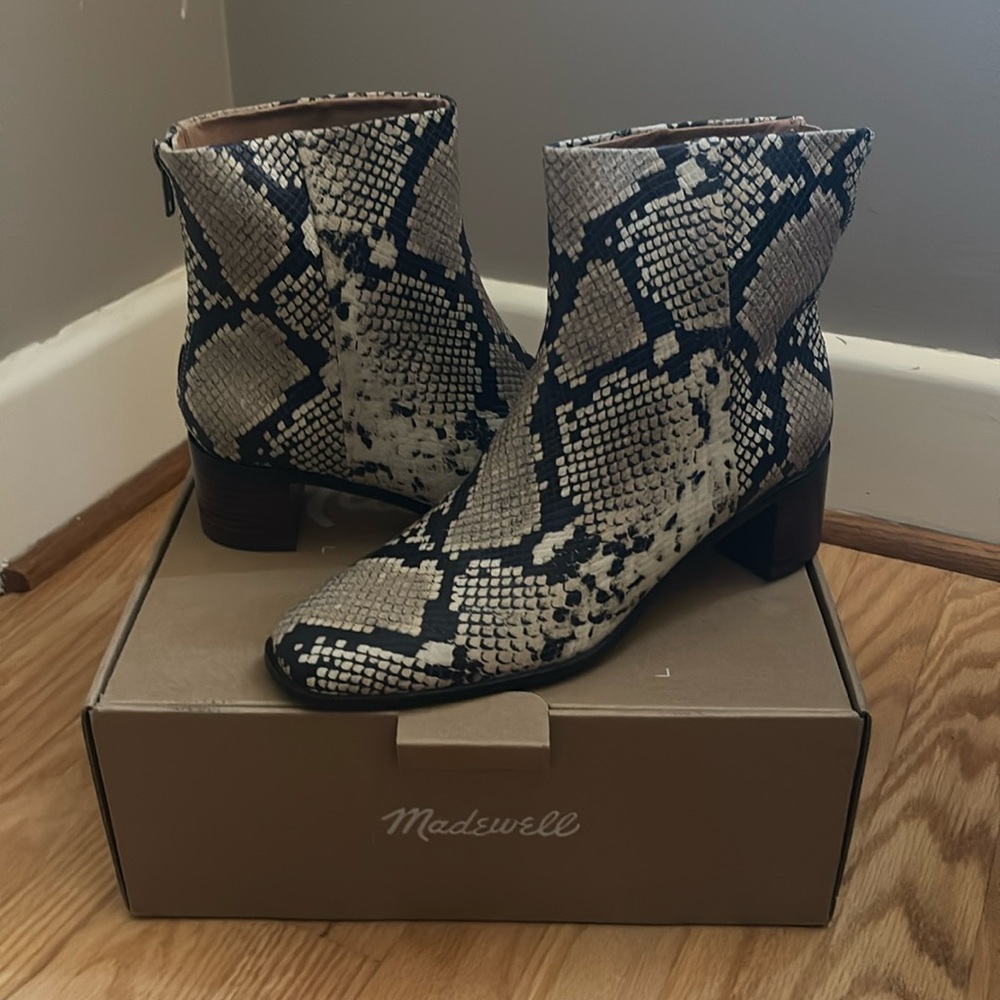 New in box, never worn, madewell size 9 snake skin boots